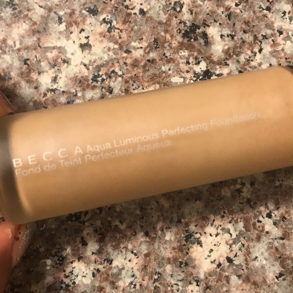 Becc Aqua Luminous Perfect Foundation - Beige - Picture 4 of 4
